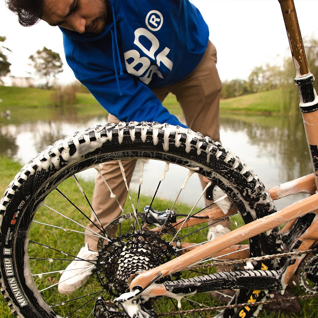 Cómo limpiar tu bicicleta de montaña con los productos de Be Dirt: Guía Completa