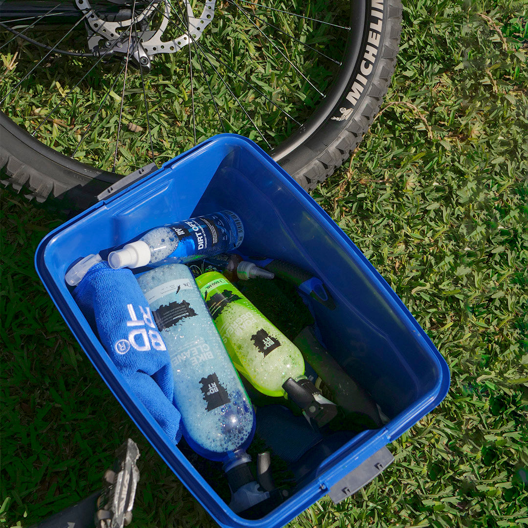 KIT_PREMIUM_DIRT_BOX_CAJA_ALMACENAMIENTO_FOAM_DEGREASER_BIKE_CLEANER_ALL_WEATHER_FORK_LUBE_DIRT_SHINE_DIRT_OFF_MINT_GRANADE_SOFT_BRUSH_HARD_BRUSH_FLEX_BRUSH_CASSETTE_BRUSH_MICROFIBRA_BE_DIRT_BEDIRT_BICICLETA_BICI_MOTOCICLETA_MOTO_DEPORTE_CICLISMO_BTM_RUTA_ENDURO_LIMPIEZA_LIMPIO_LIMPIADORES